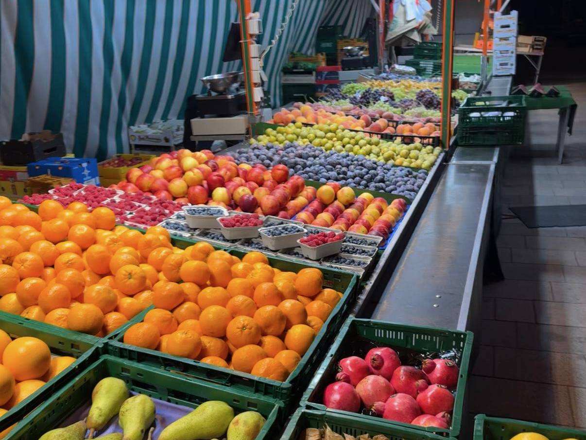 Frisch zusammengestellter Obstkorb